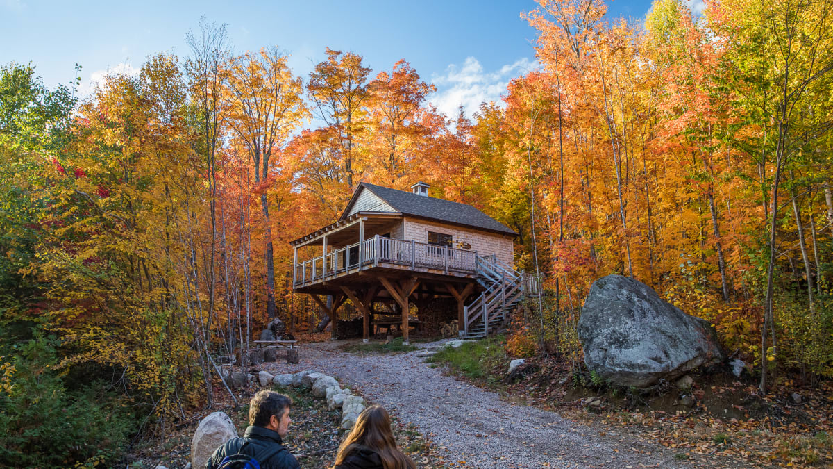Chalet au Parc régional Montagne du Diable en automne.