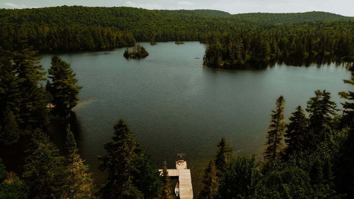 Aerial view of a body of water with a dock in the Mékinac region.