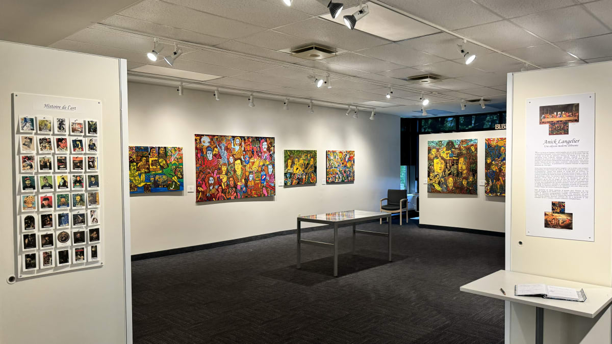 Salle d'exposition dans un musée d'art.