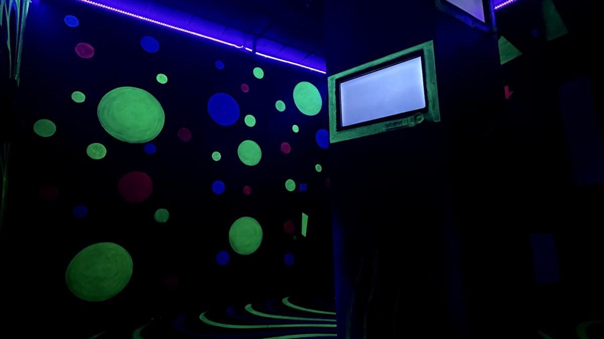 Salle sombre dans un jeu d'évasion.