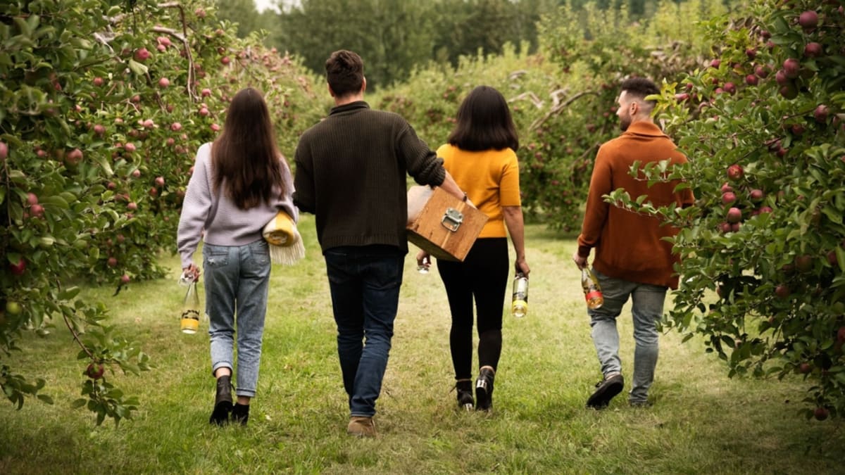 Famille de quatre en promenade dans les vergers