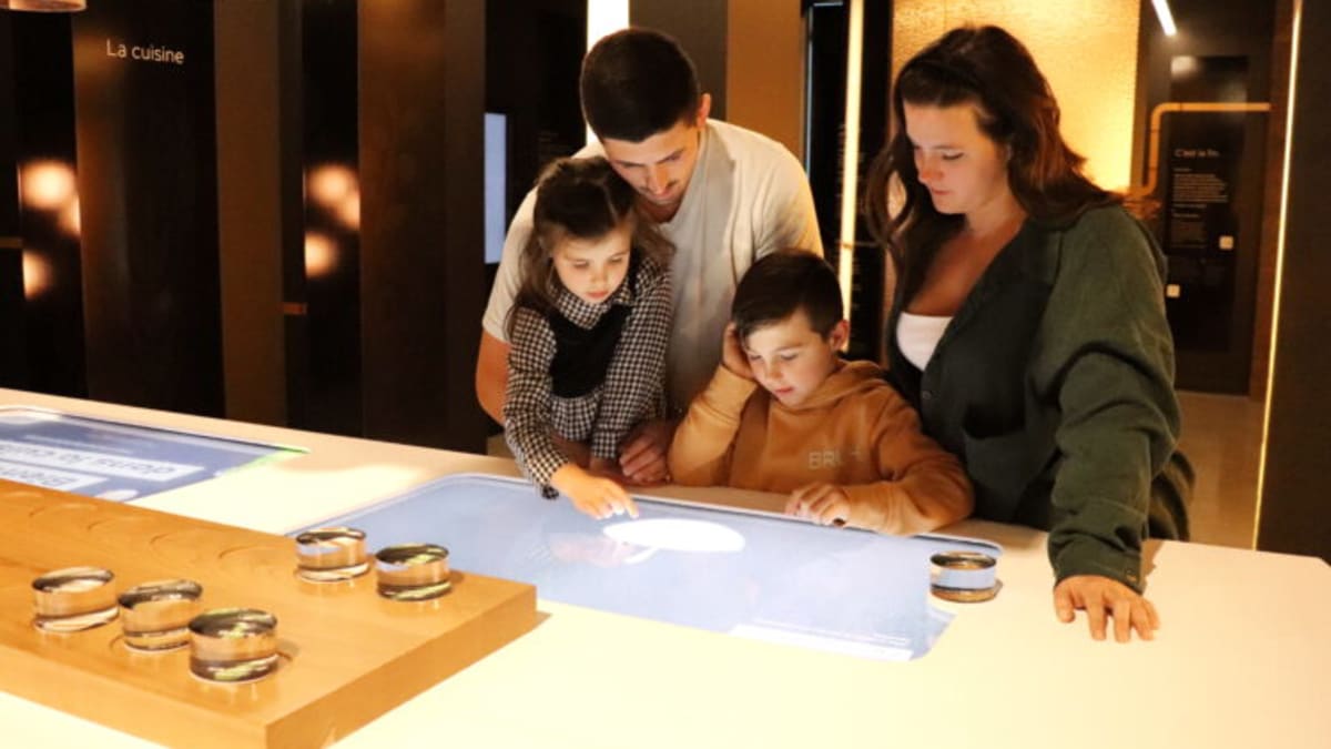 Famille de quatre en visite à Interra