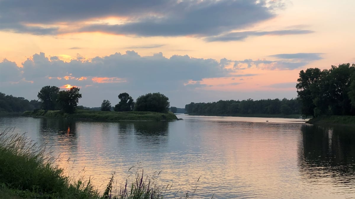 Plan d'eau au crépuscule