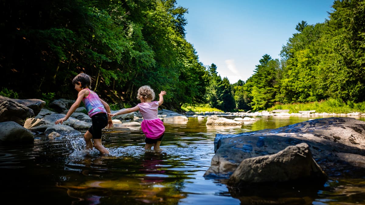 2 enfants au camping du Pont Couvert.