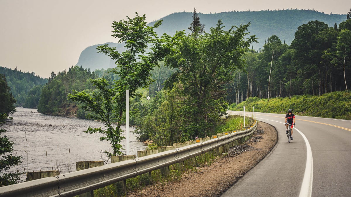 Cycliste sur la route.