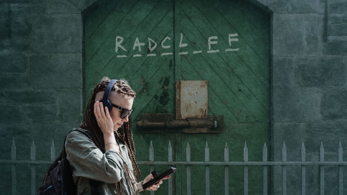Jeune femme avec un audioguide devant une affiche Radcliff