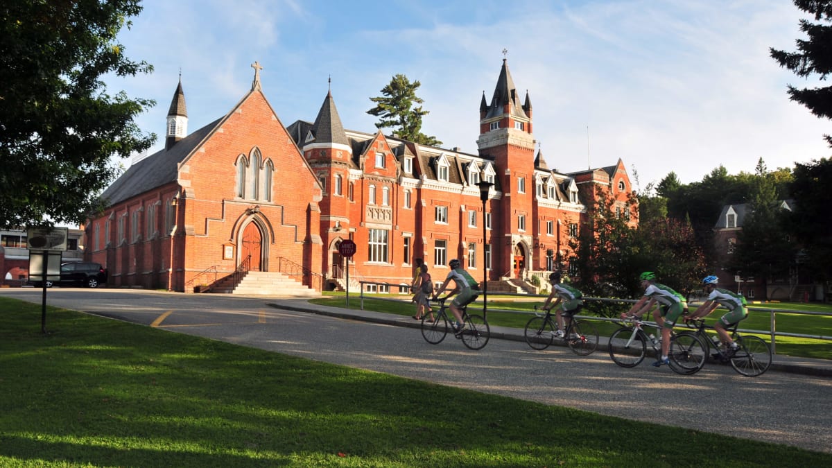 Groupe de cyclistes devant l'Université Bishop's.