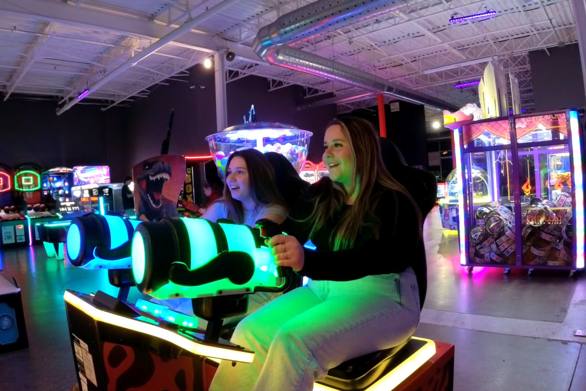 Deux femmes jouent aux arcades.