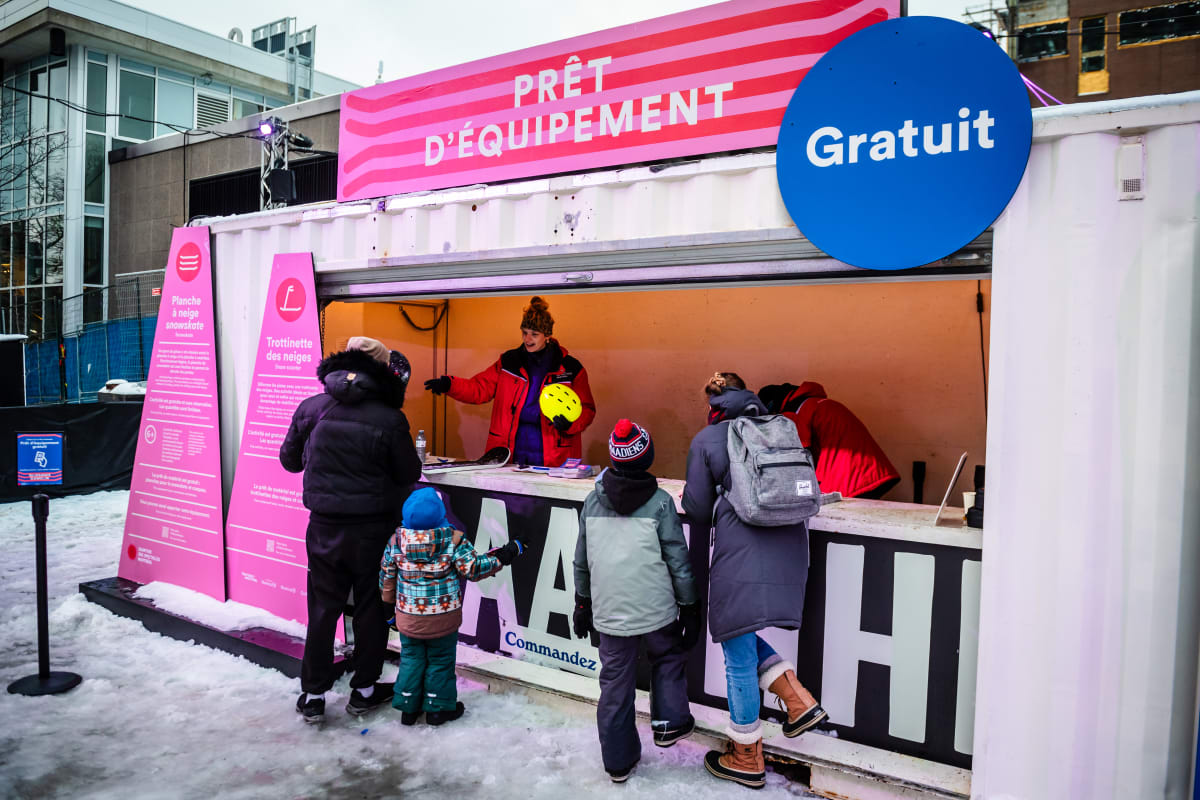 Famille aux glissades Gamelin à Montréal.
