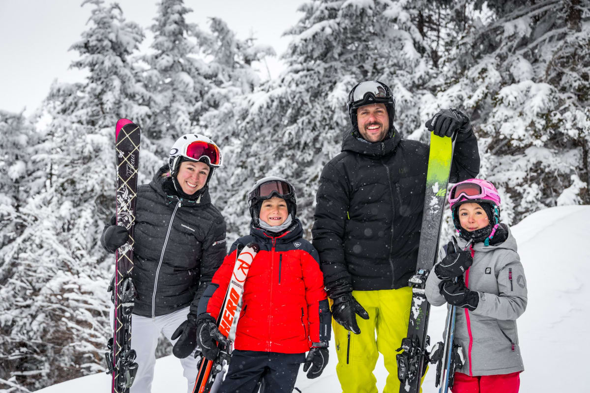 Famille en skis sur les pentes.
