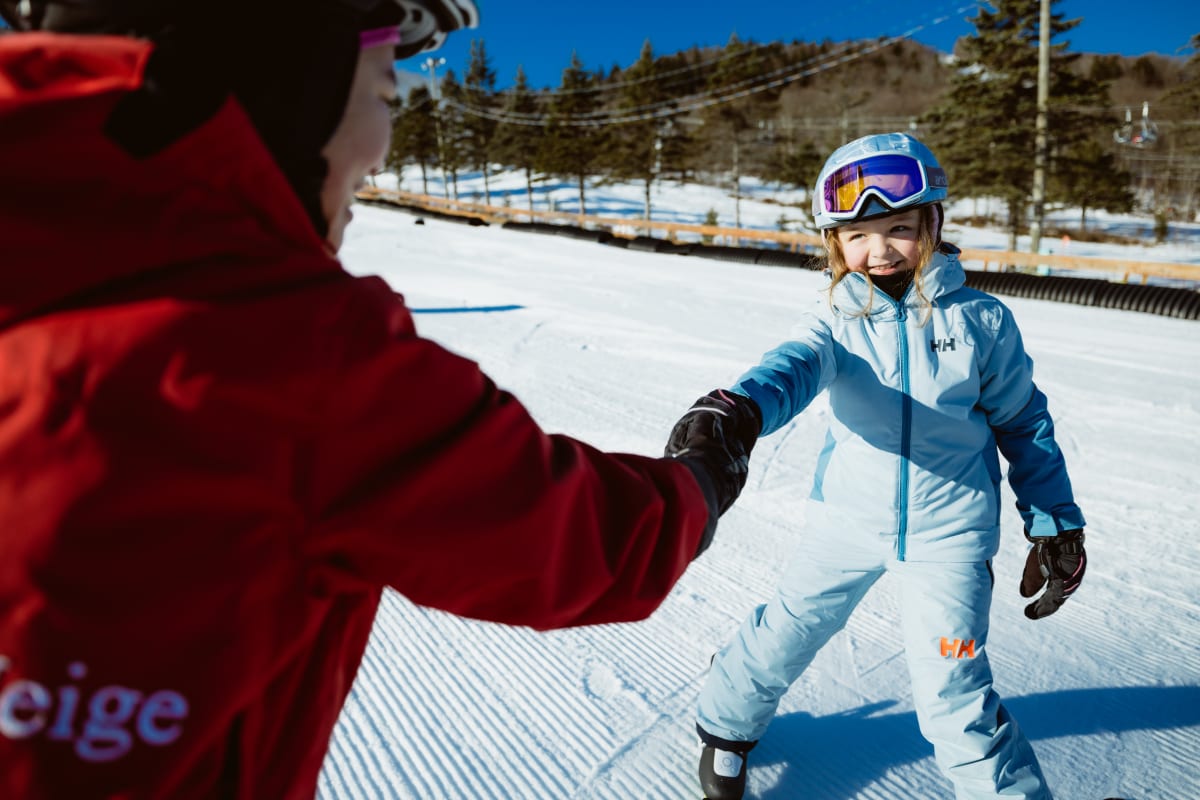 Fille en skis et instructeur.