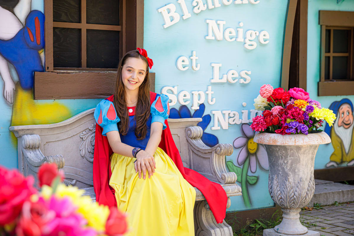 Blanche Neige devant sa maison