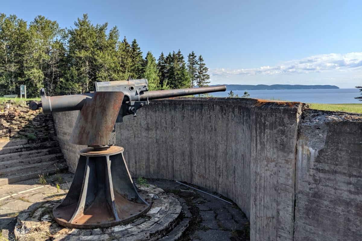 Ancien canon de guerre installé à proximité d'une baie.
