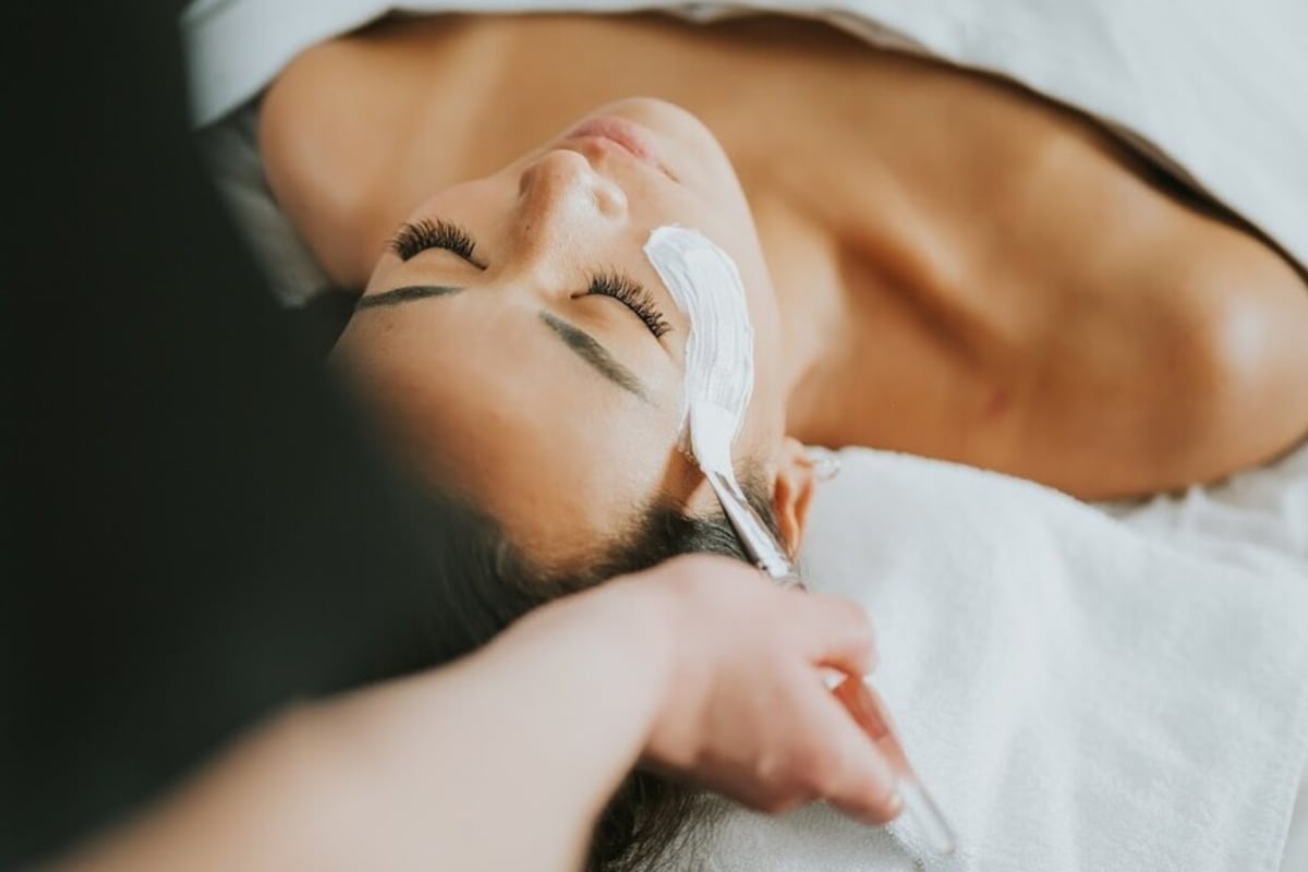 Femme recevant un soin du visage