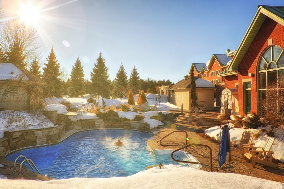 Piscine extérieure chauffée en hiver à l'Auberge Godefroy.