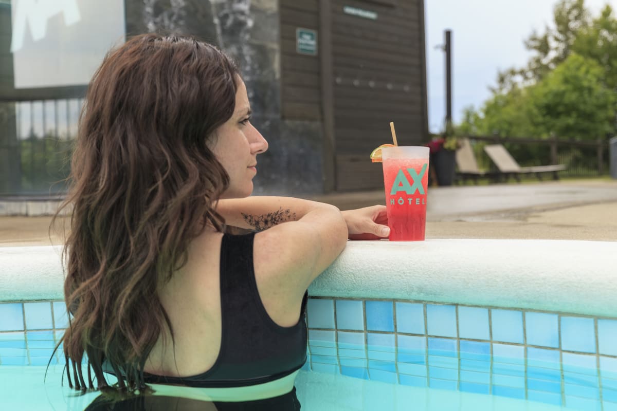 Femme dans la piscine du Ax Hôtel Mont-Tremblant.