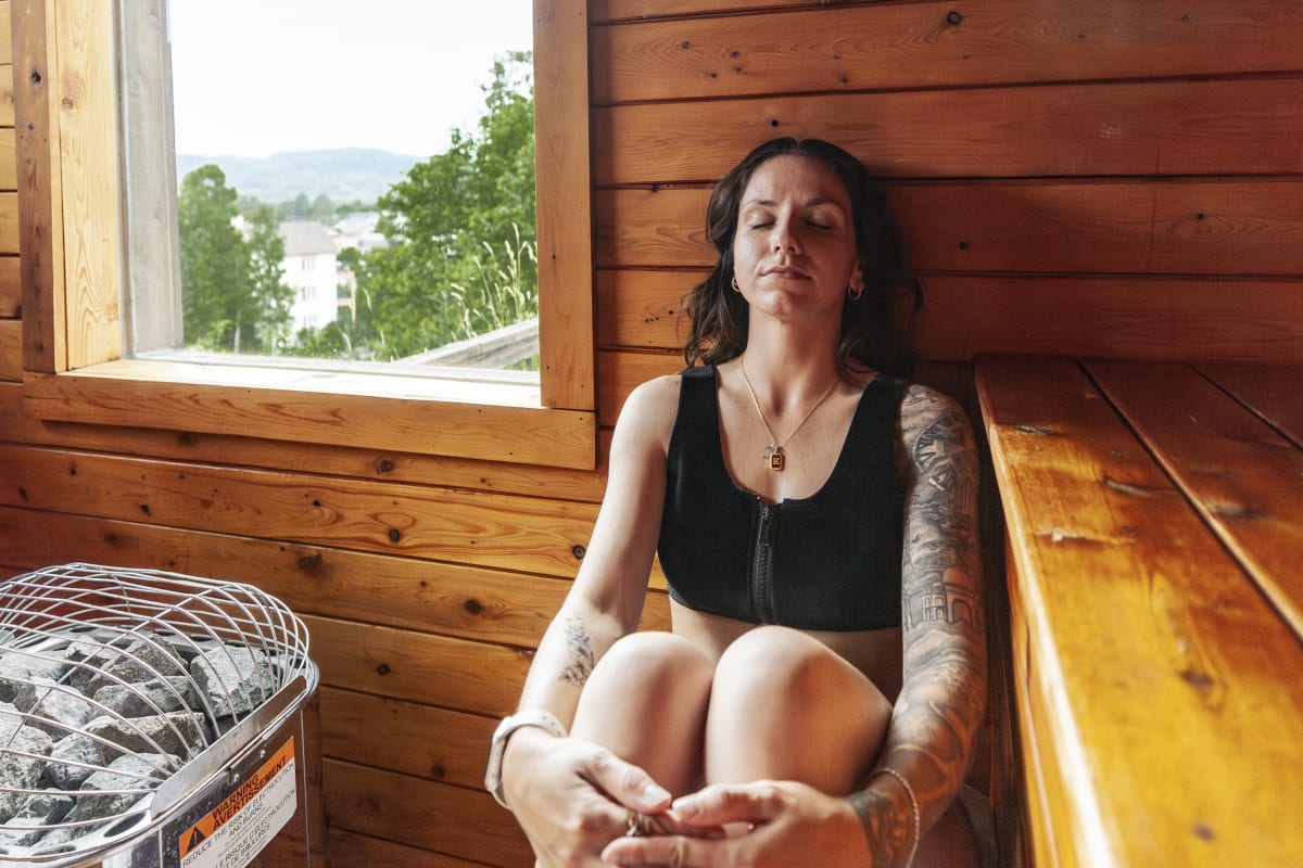 Femme dans le sauna au Ax Hôtel Mont-Tremblant.