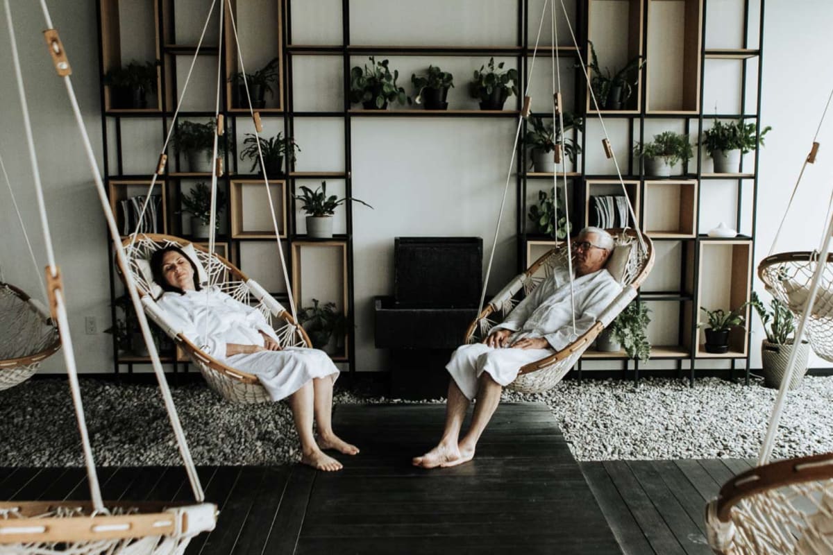 Couple relaxant dans un aire de repos