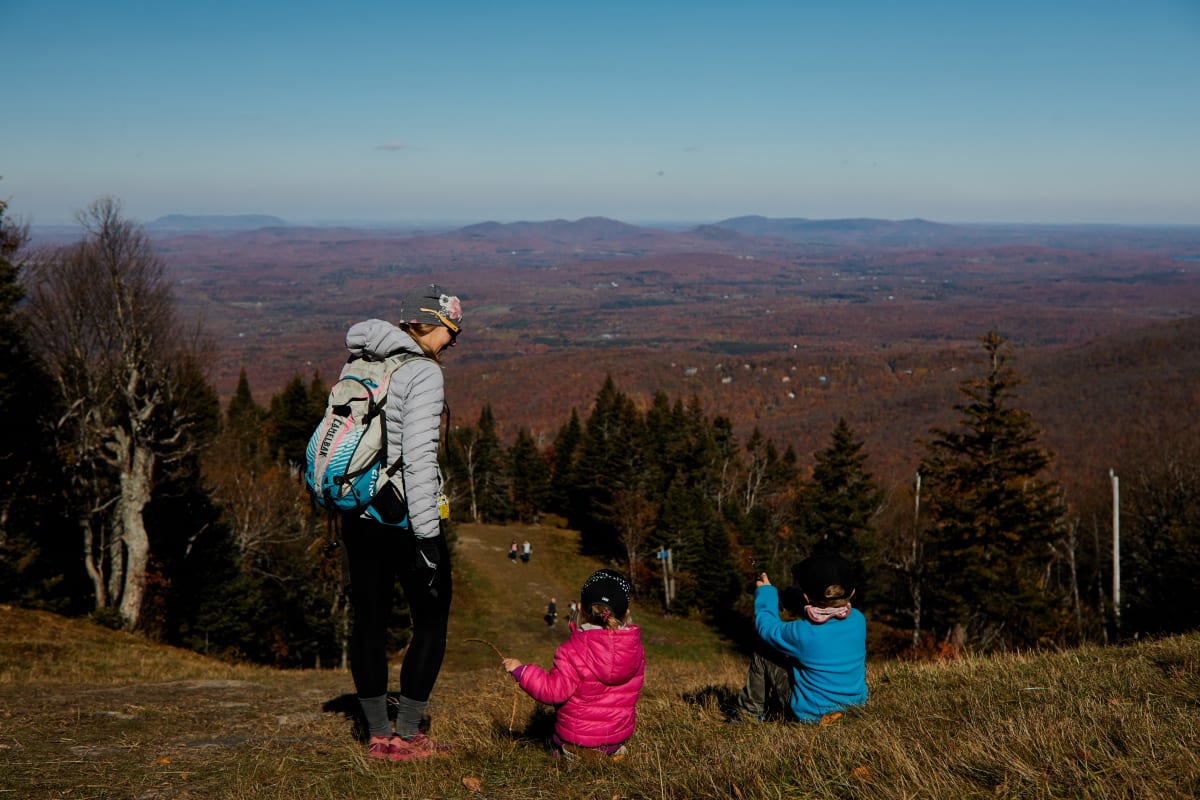 Mère et deux enfants au Mont SUTTON l'automne.
