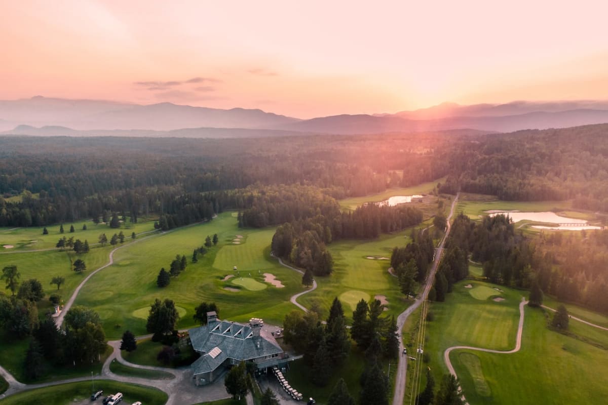 Vue aérienne du Club de golf Owl's Head au coucher du soleil.