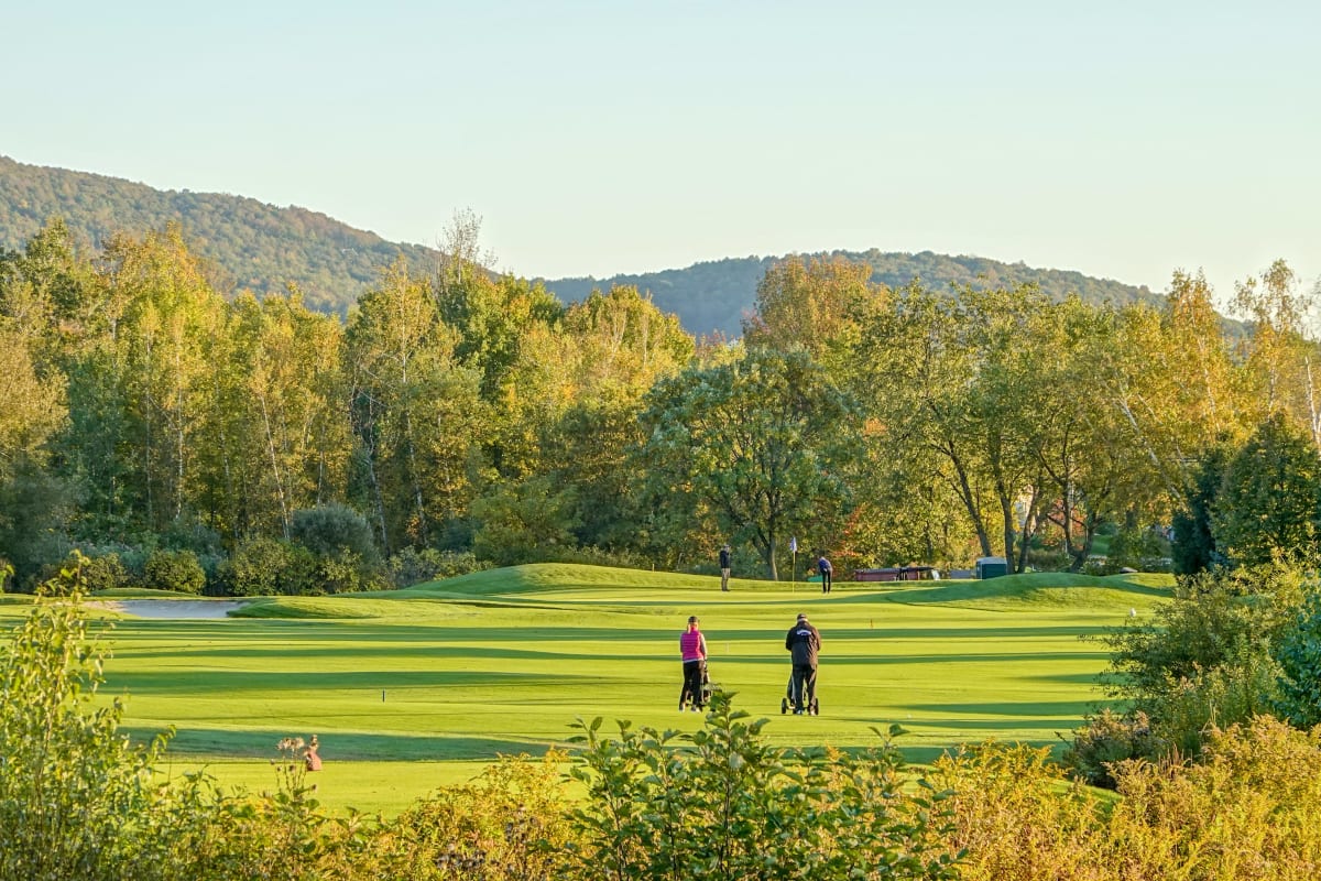 Deux golfeurs au Golf Royal Bromont en automne. 