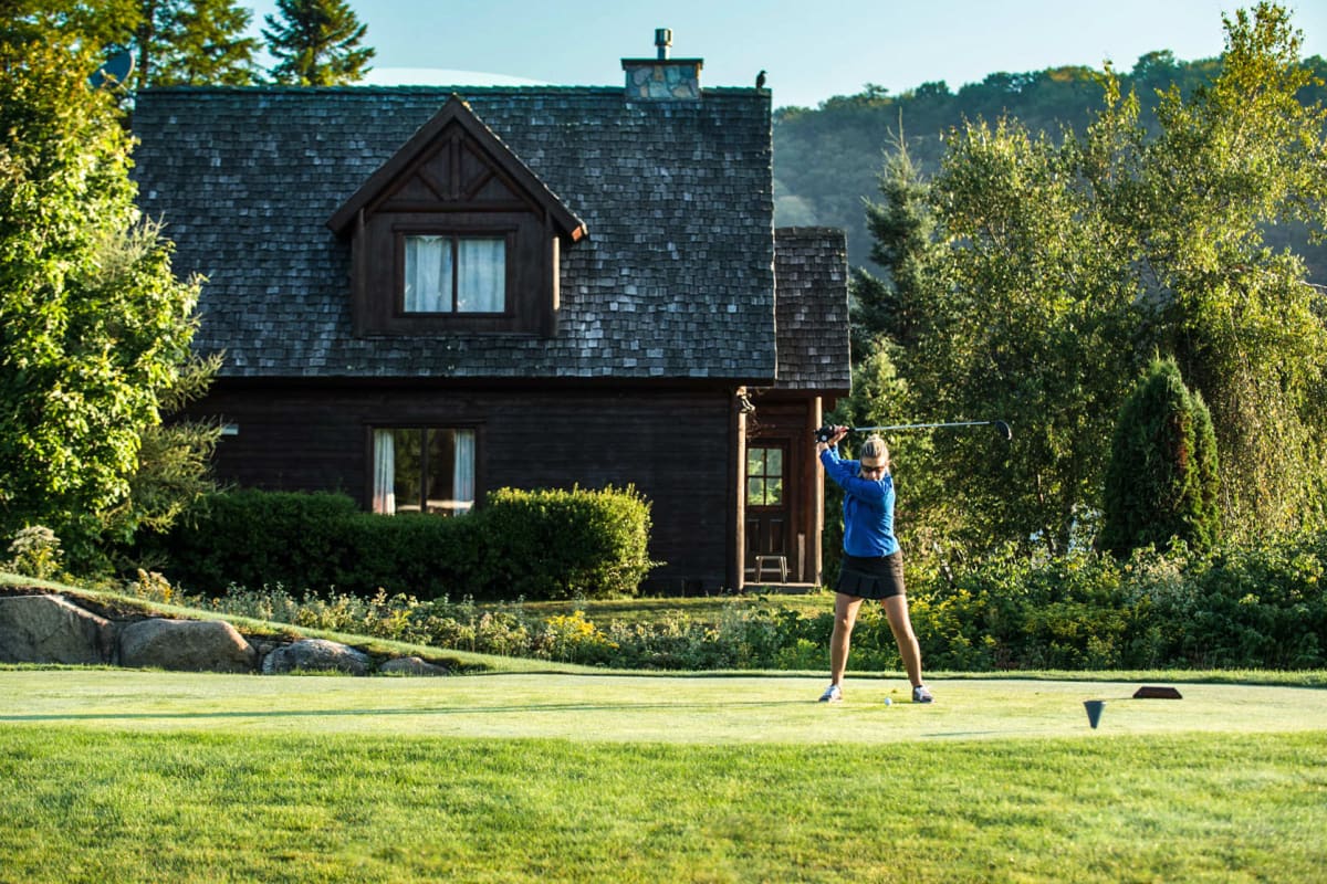 Femme en train de s'élancer au Golf Royal Laurentien.