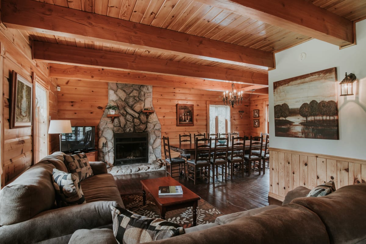 Vue d'une salon et d'une grande salle à manger dans un des Chalets Royal Laurentien.