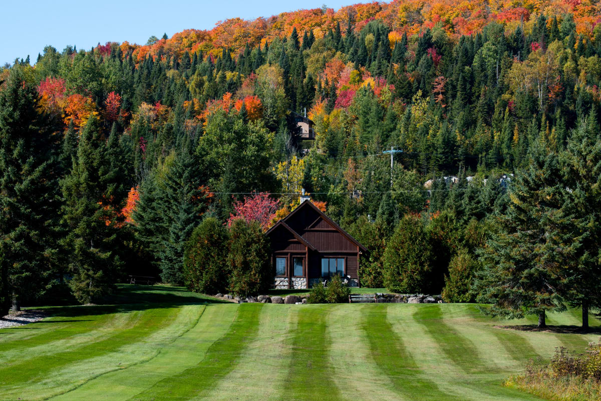 Les Chalets Royal Laurentien en automne.