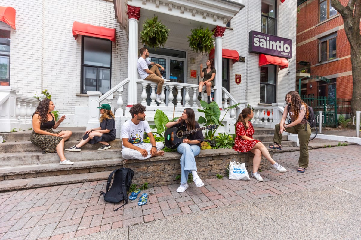 A group of travelers in front of the Auberge Saintlo in Montreal.