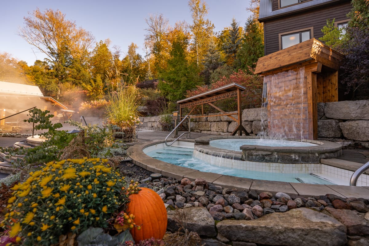 Bassin du Scandinave Spa Mont-Tremblant en automne