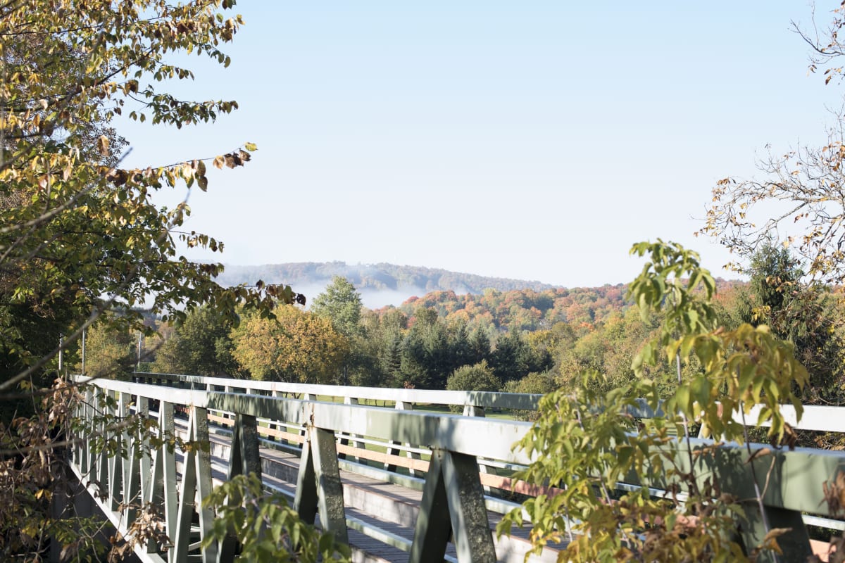 Pont sur la piste cyclable du P'tit Train du Nord en automne