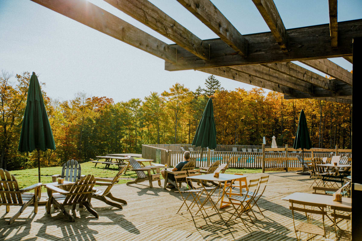 Terrasse commune chez Huttopia Sutton