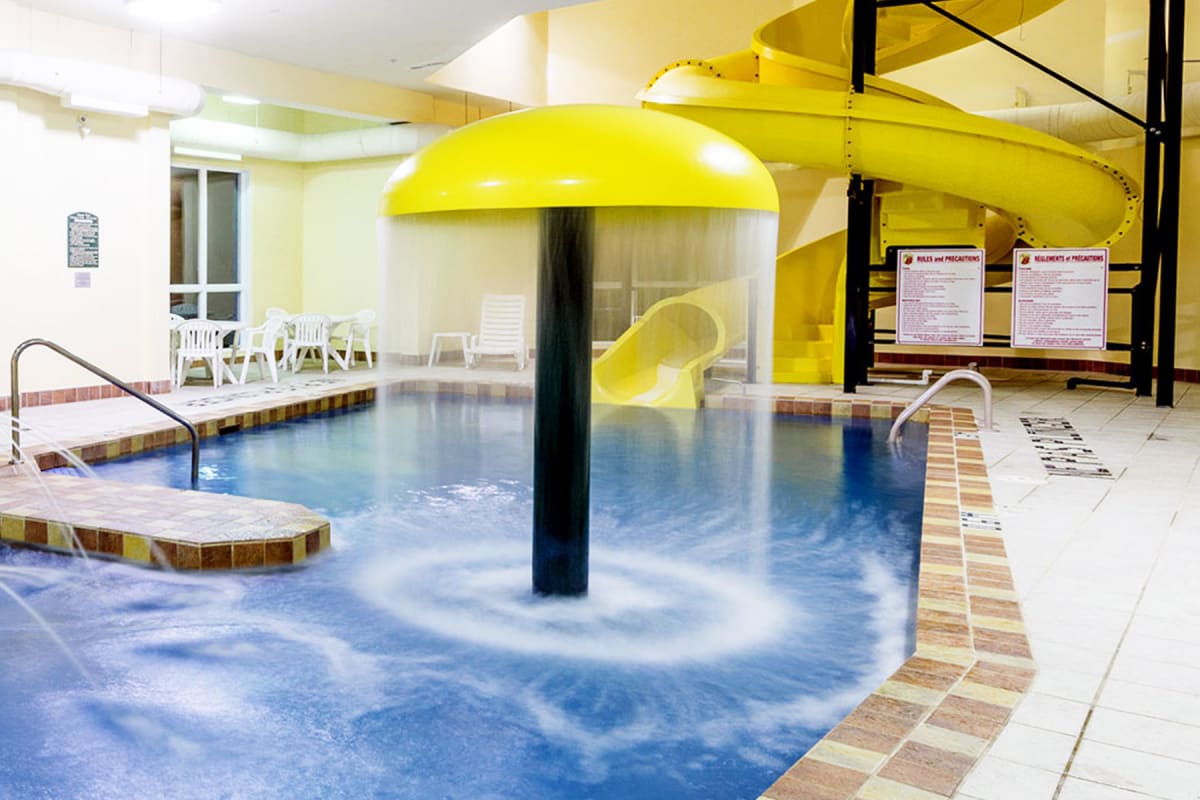 Piscine avec jeux d'eau au Super 8 Sainte-Agathe-des-Monts