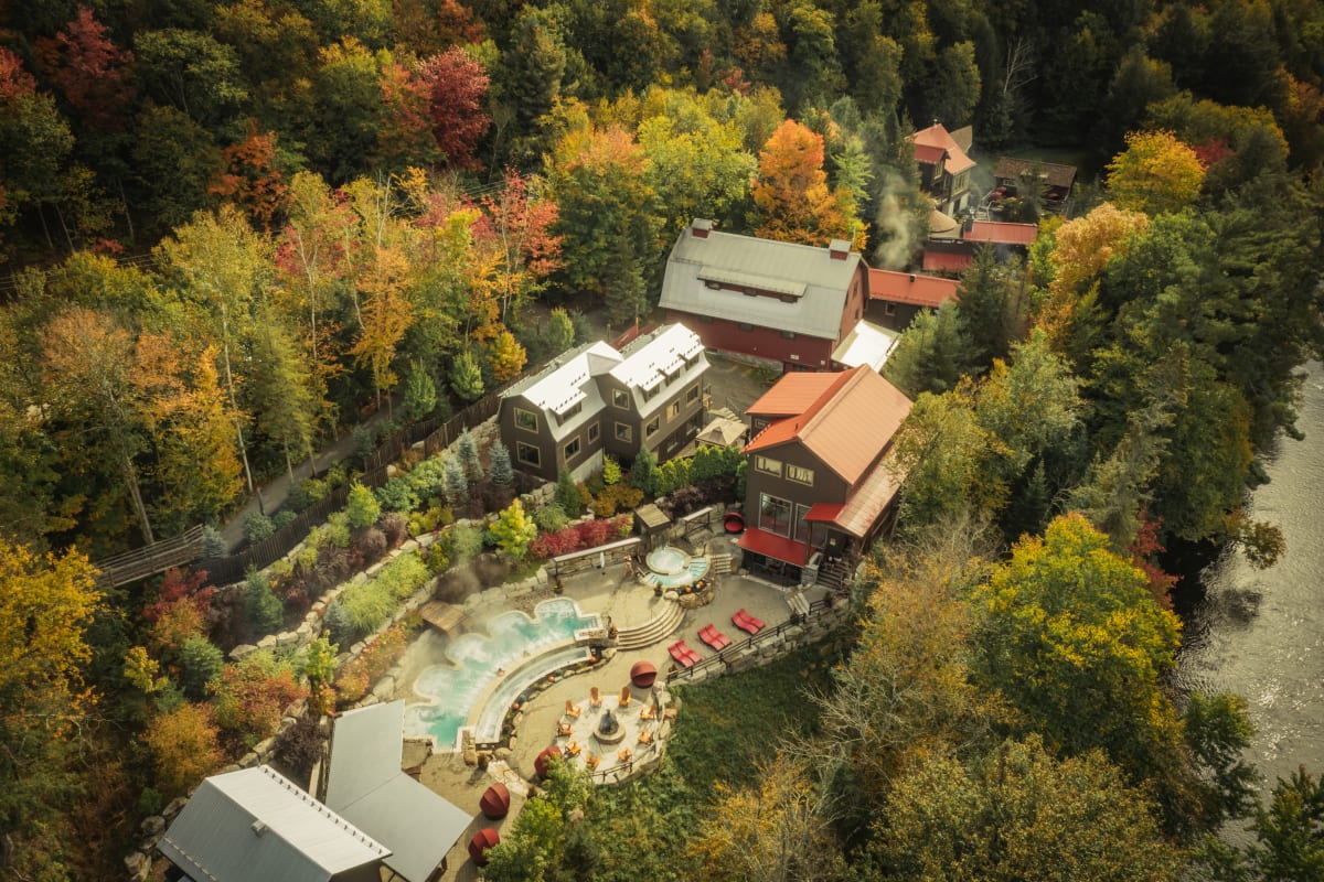 Vue aérienne du Scandinave Spa Mont-Tremblant en automne