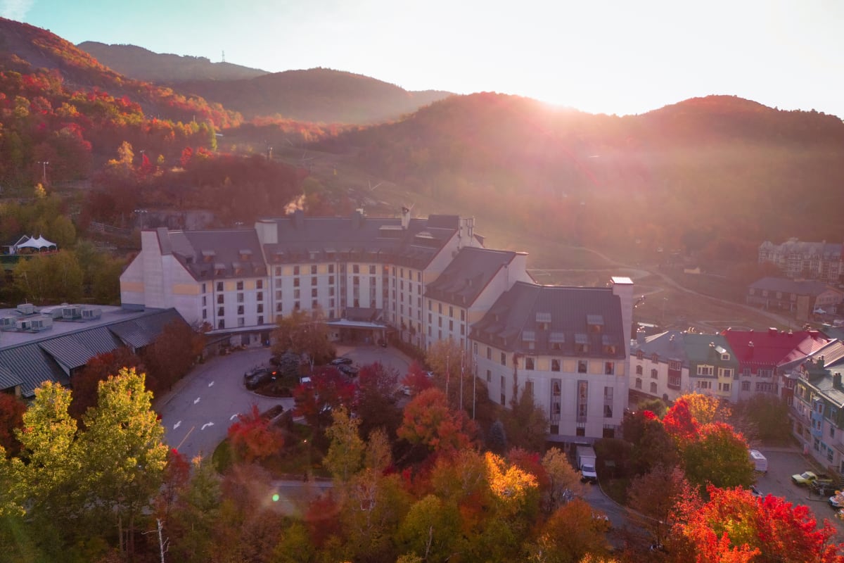 Extérieur du Fairmont Tremblant en automne