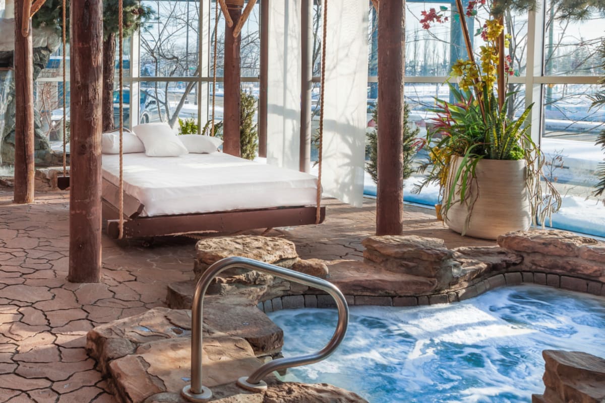 Espace piscine de l'Hôtel Universel Québec