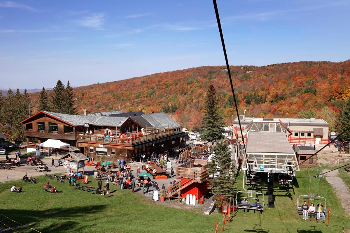 Vue aérienne du pied du Mont SUTTON en automne