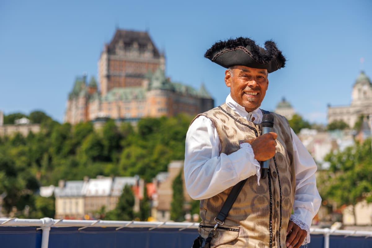 Guide en costume sur une croisière à Québec.