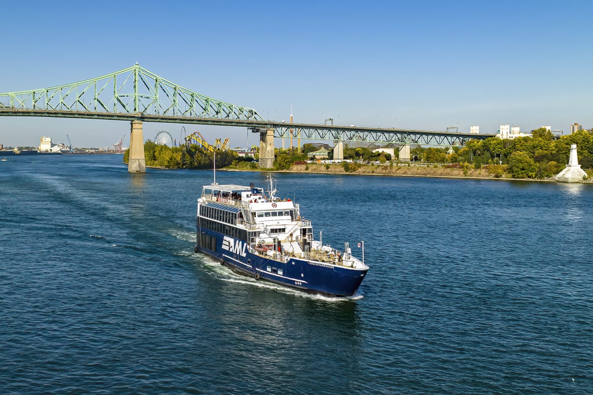 Bateau de croisière à côté du pont à Montréal.