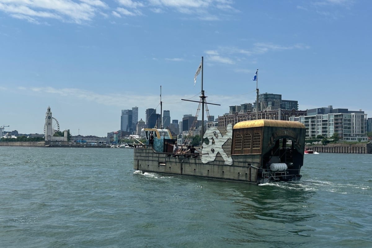 Bateau de pirate dans le Vieux-Port de Montréal.