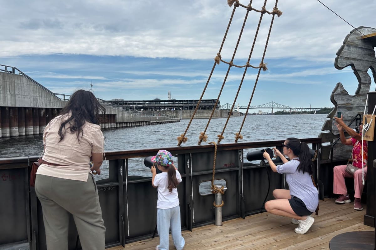 Enfants et parents sur un bateau pirate.