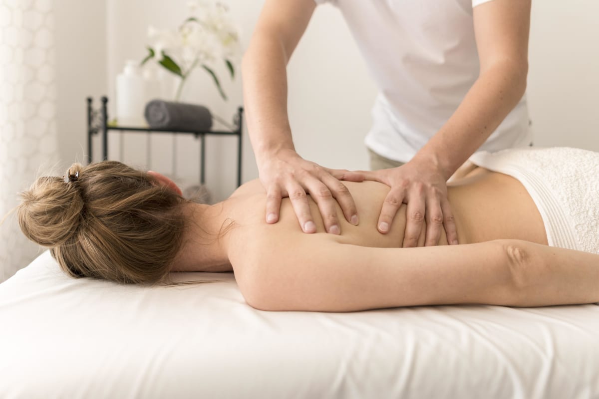 Femme en train de recevoir un massage du dos. 