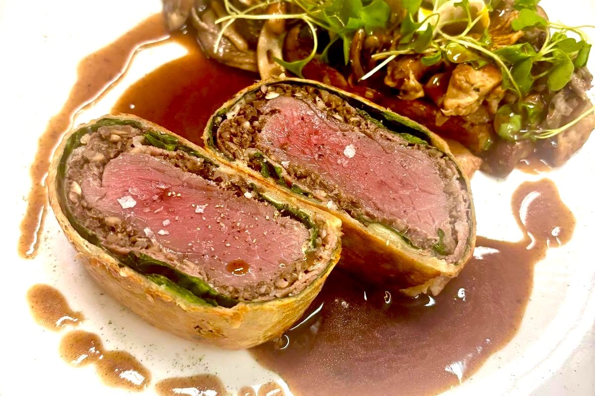 Assiette de cerf Wellington soigneusement présentée. 