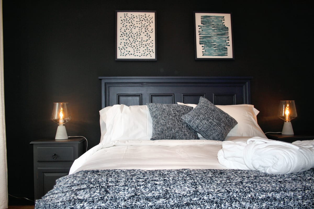 Chambre au décor champêtre au Domaine Jolivent.