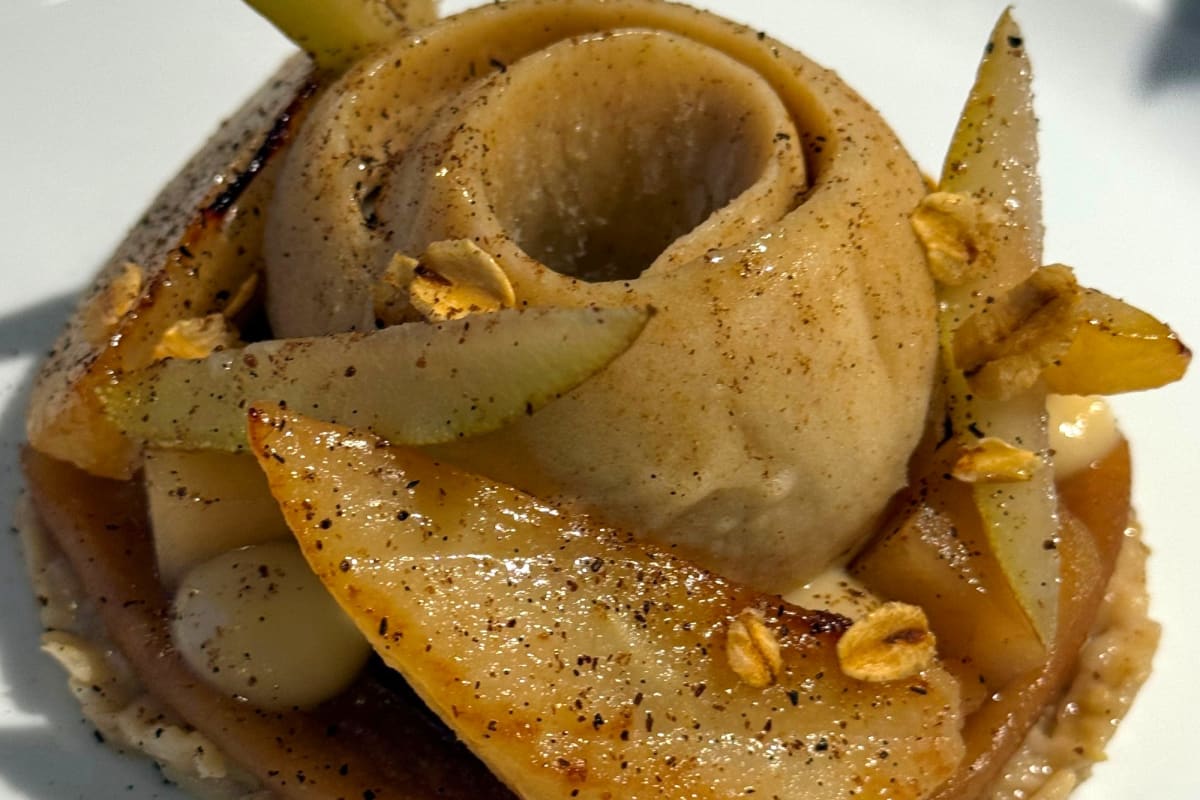 Poire beauté flamande servie en dessert gastronomique.