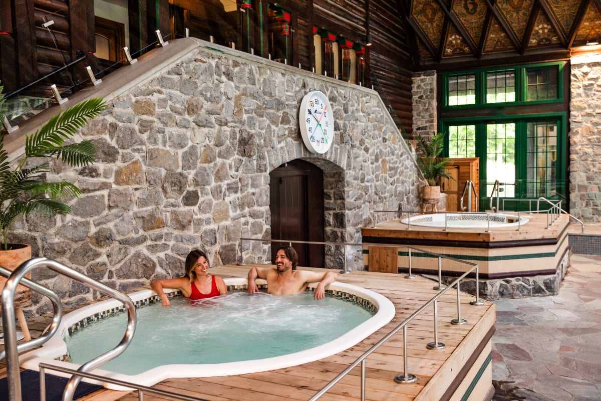 Couple in a hot tub at Fairmont Le Château Montebello.Enjoy ultimate relaxation at Fairmont Le Château Montebello.