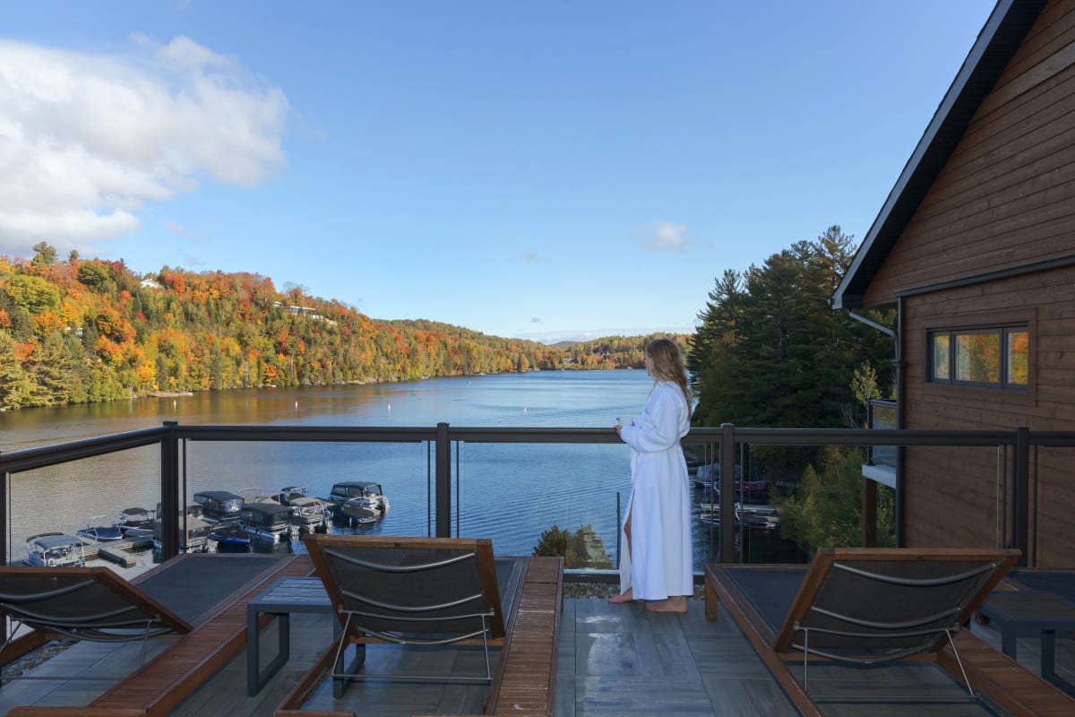 Woman on the balcony at the Viking Resort.Enjoy the view of the lake at the Viking Resort.