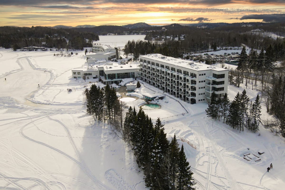 Vue aérienne de Estérel Resort en hiver