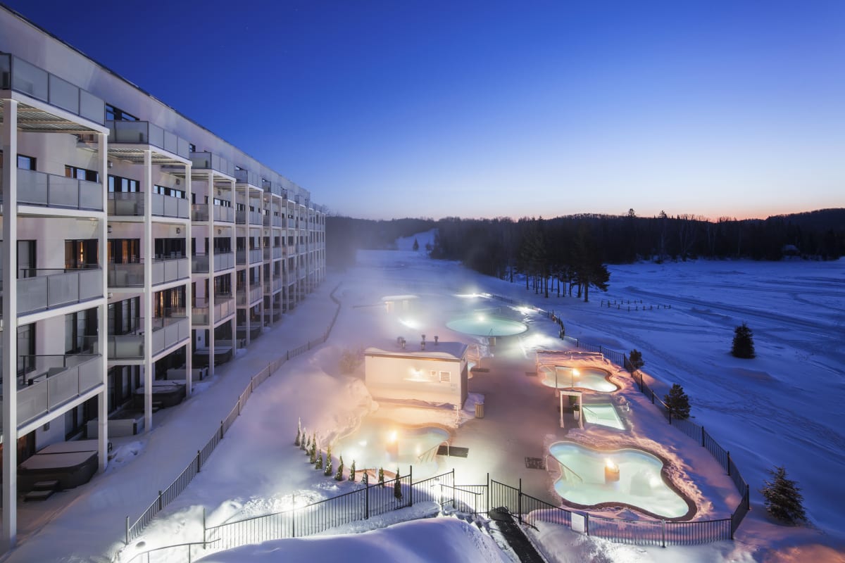 Spa nordique de Estérel Resort lors d'une soirée d'hiver.