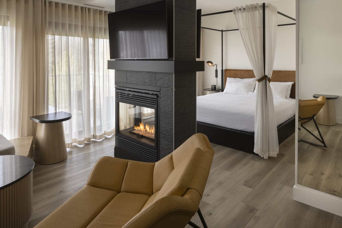 Chambre avec foyer à Estérel Resort.